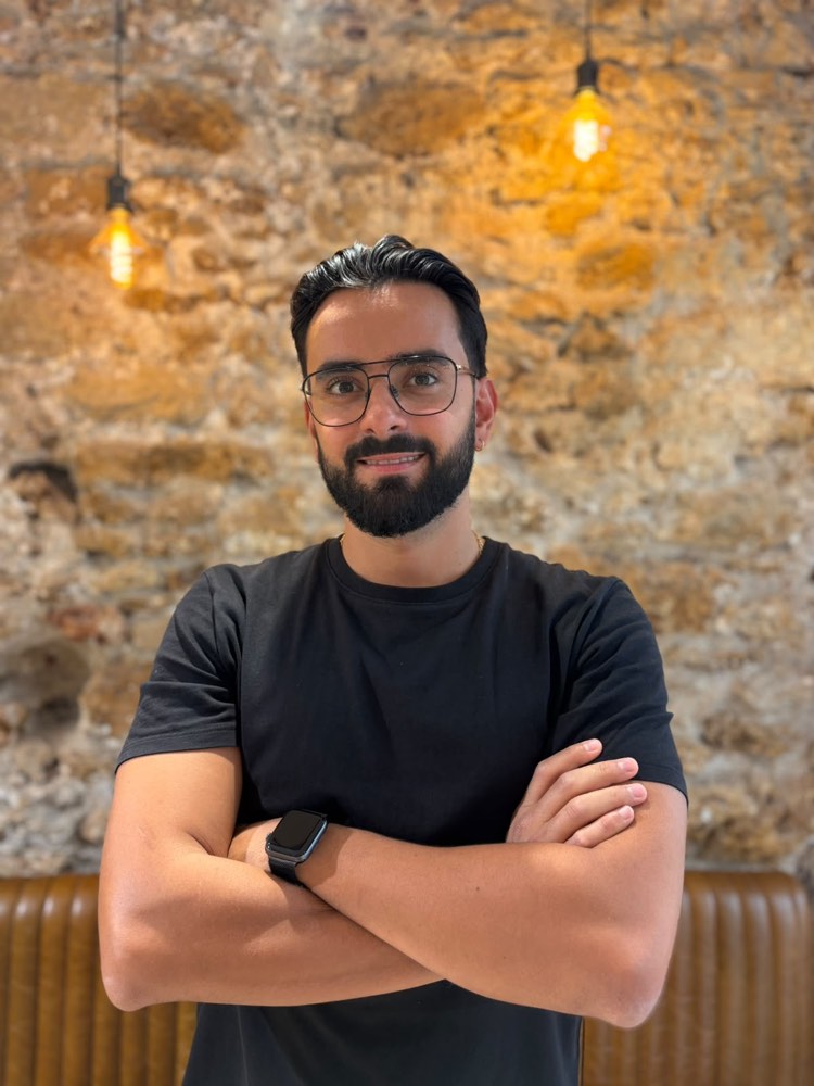Portrait de Raphaël, fondateur et coiffeur barbier du salon Raphaël Coiffeur Barbier