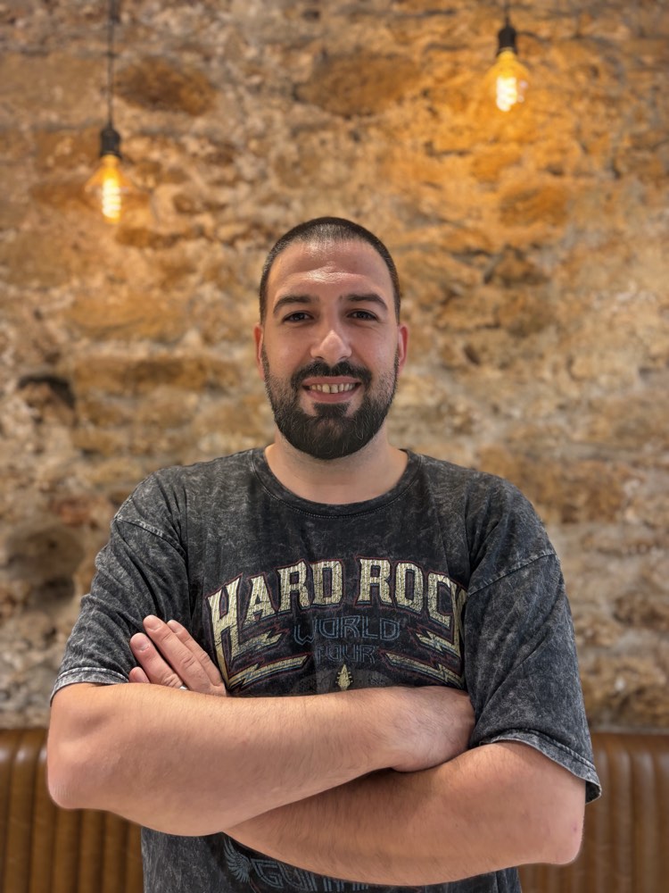 Portrait de Tiago, coiffeur barbier chez Raphaël Coiffeur Barbier