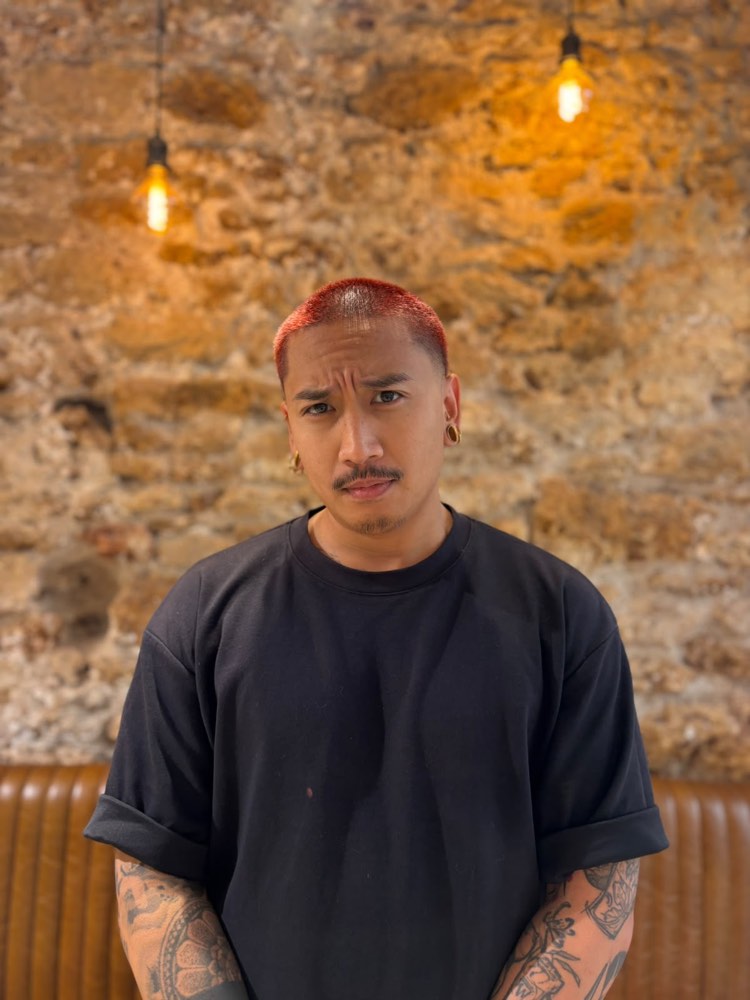 Portrait de Willy, coiffeur barbier chez Raphaël Coiffeur Barbier